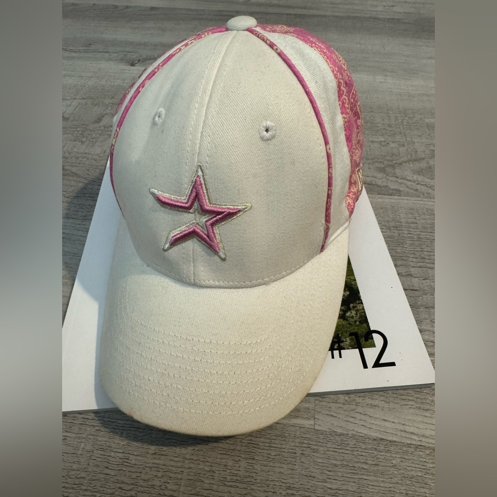 New Era 39Thirty MLB Pink Paisley Houston Astros Cap. One size fits all.